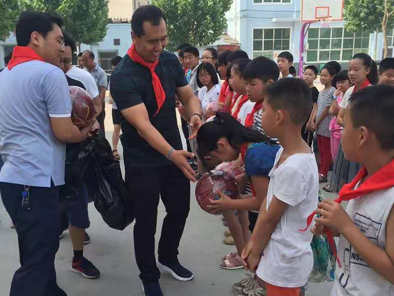 六一兒童節給康店鎮貧困兒童送溫暖